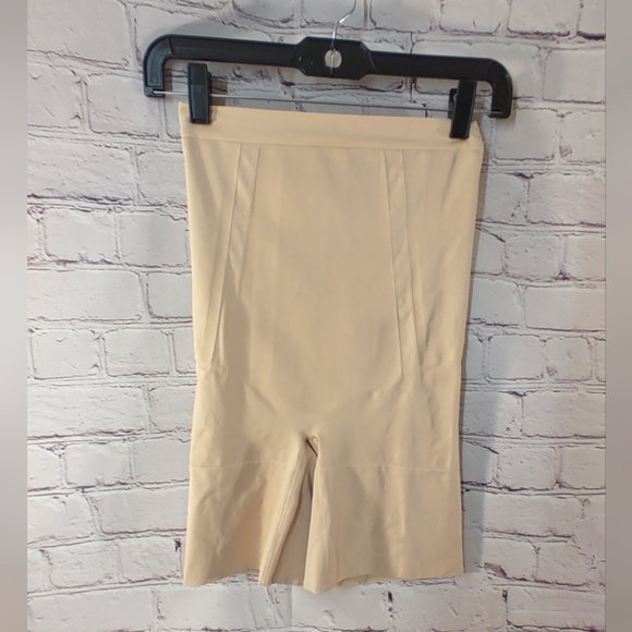 Spanx Sculpting High Waisted Mid Thigh Shorts Large - Picture 1 of 11